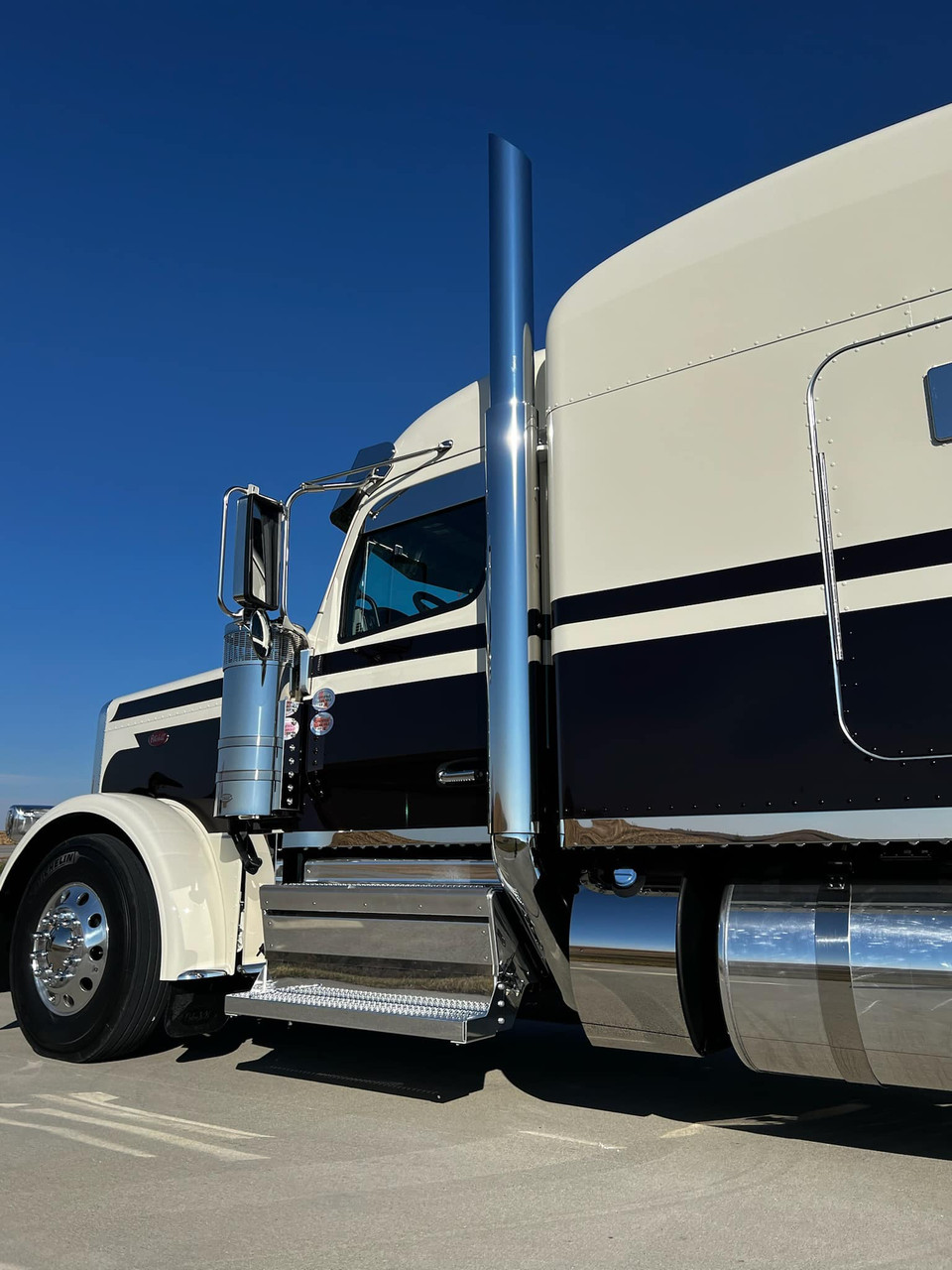 Peterbilt 589 with Sleeper Exhaust Shields - 5" Stock Exhaust Tip - Thumbnail 3