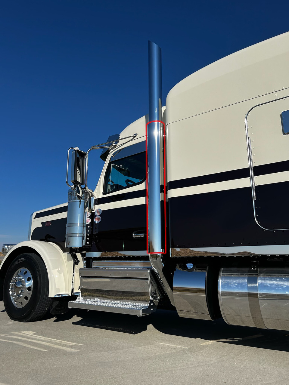 Peterbilt 589 with Sleeper Exhaust Shields - 7" Stock Exhaust Tip - Thumbnail 2