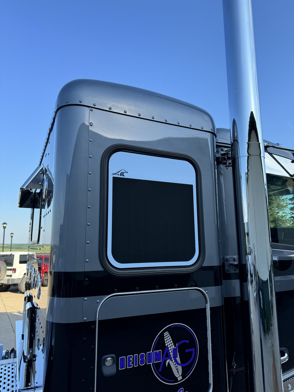 Peterbilt 589 Sleeper Window Trims - Passenger - Outside Trim with 4" Chop Design