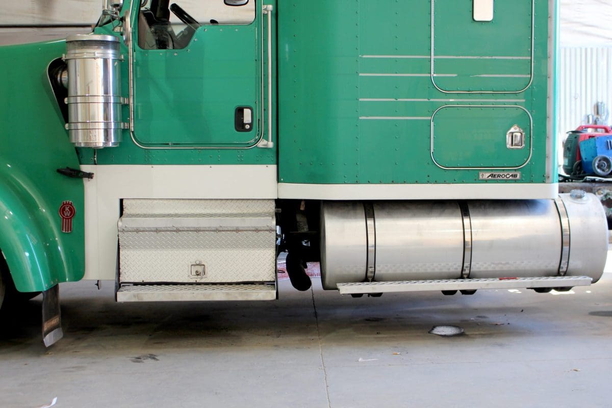 Kenworth 72″ Sleeper Panels 4″ - Thumbnail 2